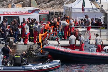 Naufragio Palermo, indagati altri due uomini dell’equipaggio e slittano le autopsie