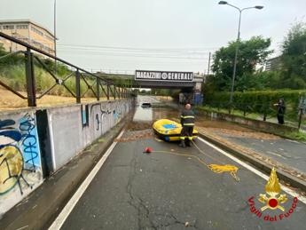 Nubifragio a Milano: strade allagate, linee tram interrotte – Video