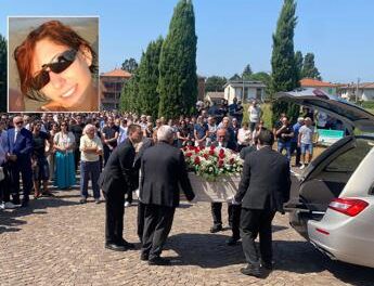 Omicidio Sharon Verzeni, oggi i funerali. Il parroco: “La mano di Caino ha colpito ancora”