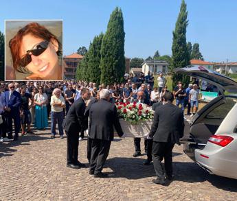 Omicidio Sharon Verzeni, oggi i funerali. Il parroco: “La mano di Caino ha colpito ancora”