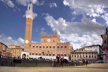 Palio di Siena 17 agosto, Lupa vince e si aggiudica il Drappellone dell’Assunta