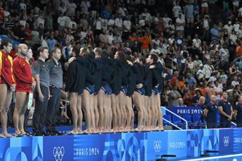 Parigi 2024, Italia-Spagna: la protesta del Settebello prima del match