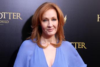 Parigi 2024, JK Rowling attacca: “Carini-Khelif? Maschio sul ring, brutale ingiustizia”