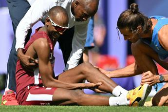 Parigi 2024, Tamberi soccorre Barshim con problema al polpaccio: avevano condiviso l’oro a Tokyo 2020