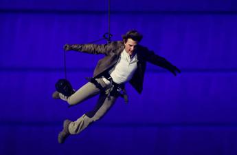 Parigi 2024, Tom Cruise versione Mission Impossible per volare a Los Angeles 2028 – Video