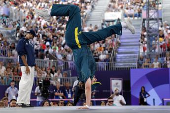 Parigi 2024, break dance debutta: l’australiana disastrosa è una star – Video