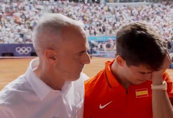 Parigi 2024, le lacrime di Alcaraz e l’abbraccio di Corretja – Video