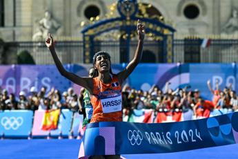 Parigi 2024, olandese Hassan vince la maratona femminile