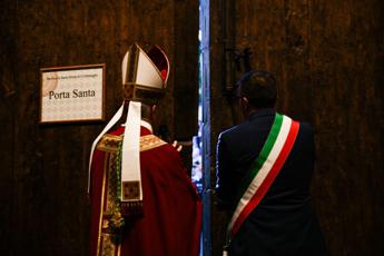 Perdonanza, chiusa Porta Santa, il sindaco: “L’Aquila capitale del perdono e della pace”