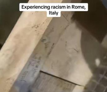 “Razzisti a Roma, non mi fanno scrivere sul ponte” – Video