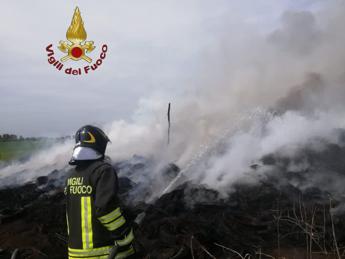 Roma, incendio in campo nomadi a Guidonia: in fiamme anche un camper