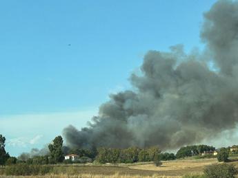 Roma, vasto incendio a Maccarese: in azione vigili fuoco ed elicottero