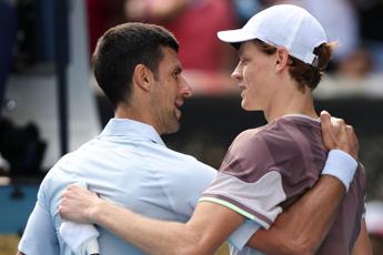 Sinner, Djokovic: “Altri casi identici hanno avuto risultato diverso”