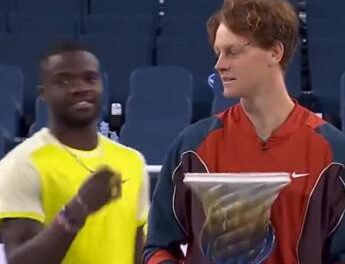 Sinner, Tiafoe e il dito medio: come rovinare la foto a Cincinnati – Video