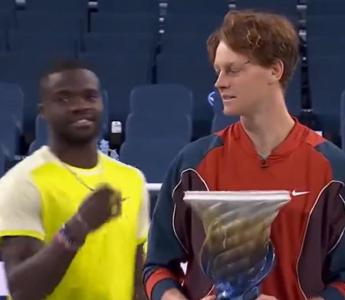 Sinner, Tiafoe e il dito medio: come rovinare la foto a Cincinnati – Video