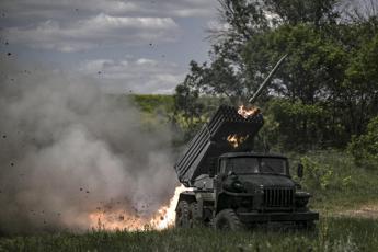 Ucraina, armi Ue contro Russia: fumata nera a Bruxelles, ogni paese deciderà