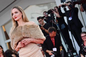 Venezia 81, Angelina Jolie si commuove per la standing ovation e cerca l’abbraccio di Favino – Video