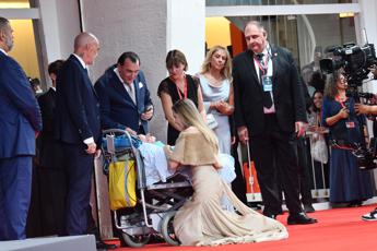 Venezia 81, l’incontro tra Angelina Jolie e un fan disabile sul red carpet: “È una persona di cuore”