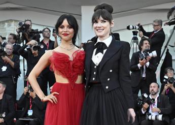 Venezia 81, questo dolce momento tra Winona Ryder e Jenna Ortega è una lezione tra generazioni – Video