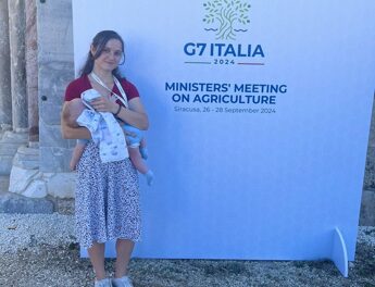 Al G7 l’ospite più giovane, la mamma con il figlio di 4 mesi