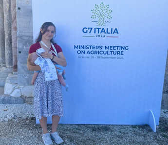 Al G7 l’ospite più giovane, la mamma con il figlio di 4 mesi