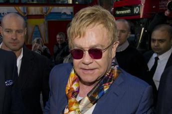 Elton John: “Ho avuto una grave infezione ad un occhio, ci vedo poco”