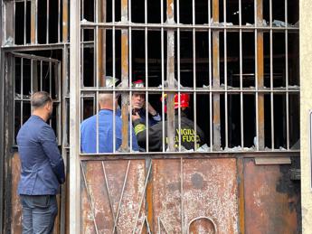 Incendio Milano, richieste di denaro e ipotesi dolosa: le indagini, cosa sappiamo