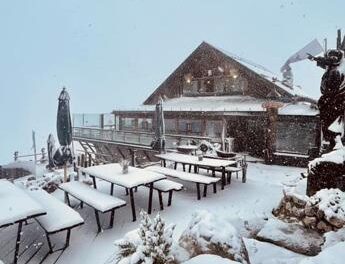 Maltempo, neve di settembre sulle Dolomiti: il paesaggio è da favola – Video