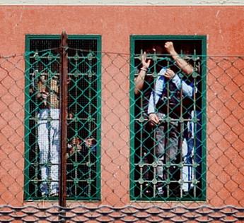 Milano, evasi due fratelli dal carcere Beccaria: “Organizzarono la rivolta di fine agosto”