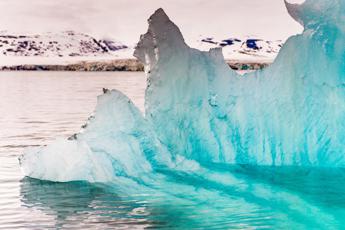 Nave da crociera contro iceberg: “Noi come il Titanic” – Video