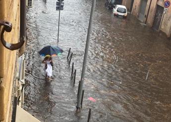 Nubifragio a Roma, pioggia e vento forte: strade allagate – Foto