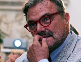 Oliviero Toscani: “Più appeal al mestiere di medico? Pagateli di più”