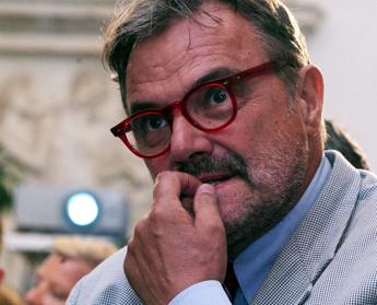 Oliviero Toscani: “Più appeal al mestiere di medico? Pagateli di più”