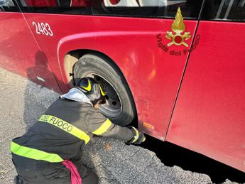 Roma, bus finisce in voragine davanti al parco della Caffarella: stop al traffico