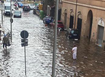 Roma in tilt, pioggia e vento per un downburst: cos’è