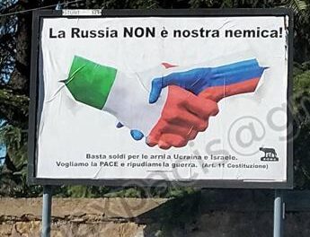 “Russia non è nemica”, i cartelloni in Italia diventano un caso per Cnn