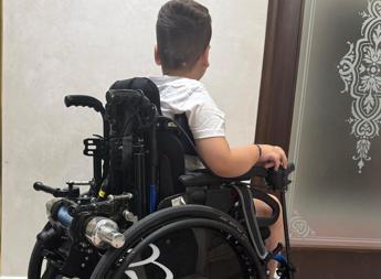 Storia di Sebastiano, disabile di 10 anni senza scuolabus. La madre: “Diritto negato a mio figlio”