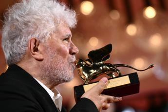 Venezia 81, Almodovar: “Adesso non potrò più vivere senza Leone d’Oro”