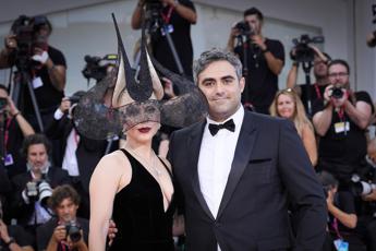 Venezia 81, Lady Gaga e il gesto verso il futuro marito che commuove i fan – Video