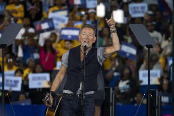 Bruce Springsteen sul palco per Kamala Harris: “Trump corre per diventare tiranno” – Video