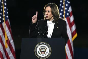 Harris attacca a Trump: “Instabile e consumato dal rancore”. Nuova gaffe di Biden