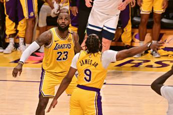 Lebron e Bronny James fanno la storia dell’Nba: per la prima volta padre e figlio giocano insieme