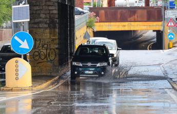 Maltempo sull’Italia, allerta rossa in Lombardia e Liguria: allagamenti a Genova, scuole chiuse