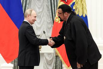 Steven Seagal: “Morirei per Putin”. E la Russia è pronta a mandarlo in guerra