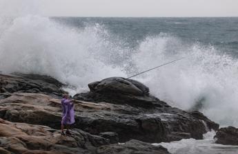 Taiwan, allerta per super tifone Kong-rey: previsti venti di 240 Km7h