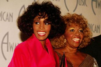 Whitney Houston, morta la madre Cissy: la leggendaria cantante gospel aveva 91 anni