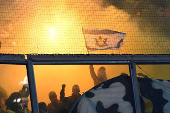 Ajax-Maccabi, agguati a tifosi israeliani. Netanyahu invia aerei per soccorsi – Video