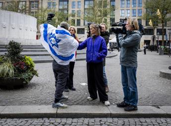 Ajax-Maccabi, il tifoso israeliano: “Gruppi colpivano ebrei al grido di ‘Palestina libera’”