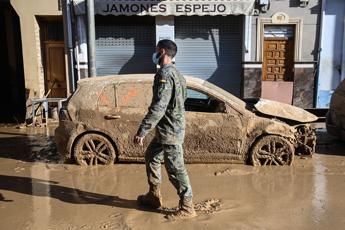 Alluvione Spagna, 213 morti. Il parcheggio di Valencia sommerso: “E’ un cimitero”