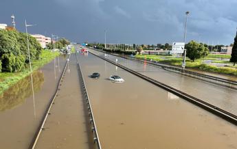 Alluvione Spagna, allerta rossa a Barcellona: allagamenti e voli cancellati a El Prat – Video